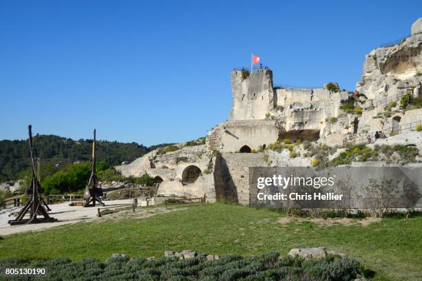 ruins of les baux-de-provence castle - les alpilles stockfoto's en -beelden