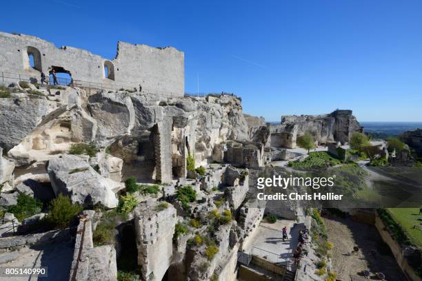 ruins of the medieval castle of les baux-de-provence in the alpilles region provence france - les baux de provence stockfoto's en -beelden