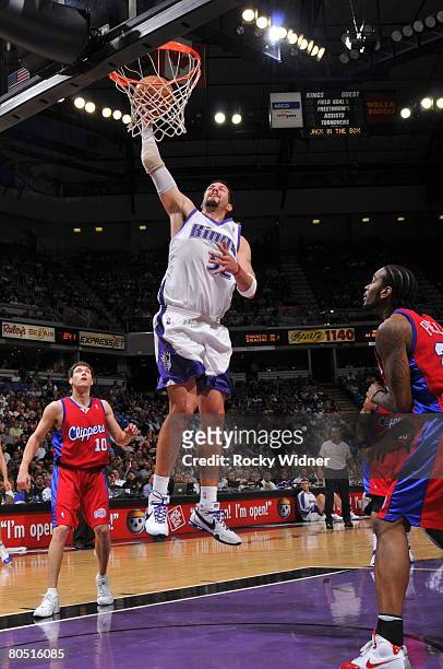 Brad Miller of the Sacramento Kings dunks the ball against the Los Angeles Clippers on April 3, 2008 at ARCO Arena in Sacramento, California. NOTE TO...