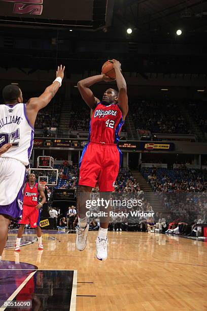 Elton Brand of the Los Angeles Clippers shoots the ball over Sheldon Williams of the Sacramento Kings on April 3, 2008 at ARCO Arena in Sacramento,...