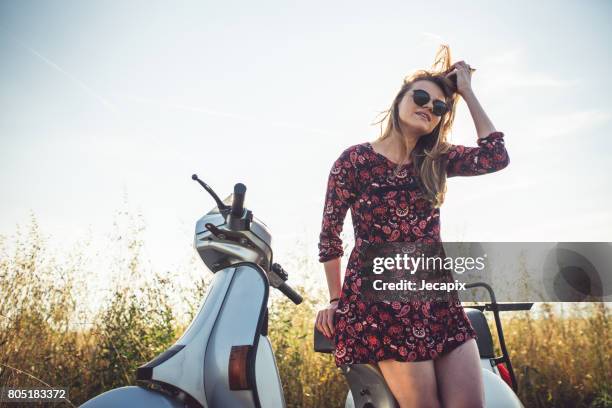 mädchen, stützte sich auf ihre vespa motorrad - moped stock-fotos und bilder