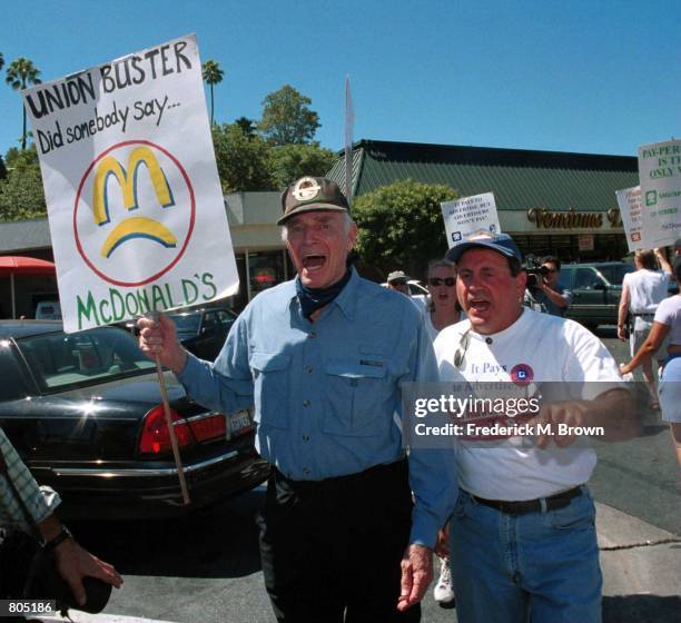 Movie star and former SAG president Charlton Heston rallies support for Screen Actors Guild union members July18, 2000 outside a McDonalds in Studio...