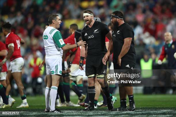 Referee Jerome Garces talks with Charlie Faumuina and Kieran Read of the All Blacks during the International Test match between the New Zealand All...