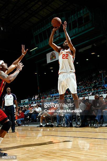 Ramon Dyer of the Albuquerque Thunderbirds shoots during the D-League game against the Tulsa 66ers on March 21, 2008 at Tingley Coliseum in...