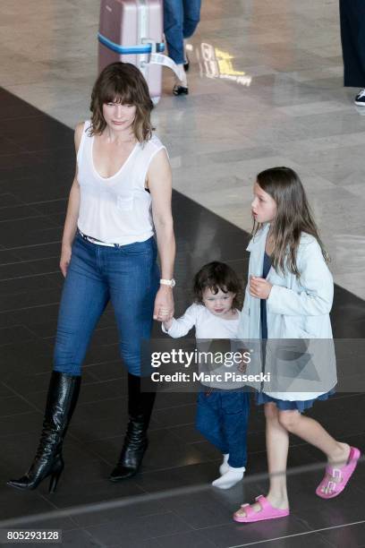 Actress Milla Jovovitch, her daughters Dashiel Edan Anderson and Ever Gabo Anderson arrive at Charles-de-Gaulle airport on July 1, 2017 in Paris,...