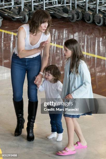 Actress Milla Jovovitch and her daughters Dashiel Edan Anderson and Ever Gabo Anderson arrive at Charles-de-Gaulle airport on July 1, 2017 in Paris,...