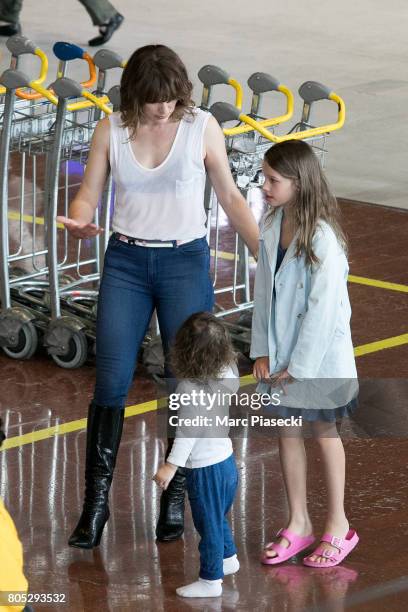 Actress Milla Jovovitch and her daughters Dashiel Edan Anderson and Ever Gabo Anderson arrive at Charles-de-Gaulle airport on July 1, 2017 in Paris,...
