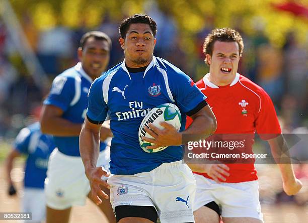 Alafoti Fa'Osiliva of Samoa makes a break during the pool match between Samoa and Wales during day one of the 2008 Adelaide Sevens held at Adelaide...