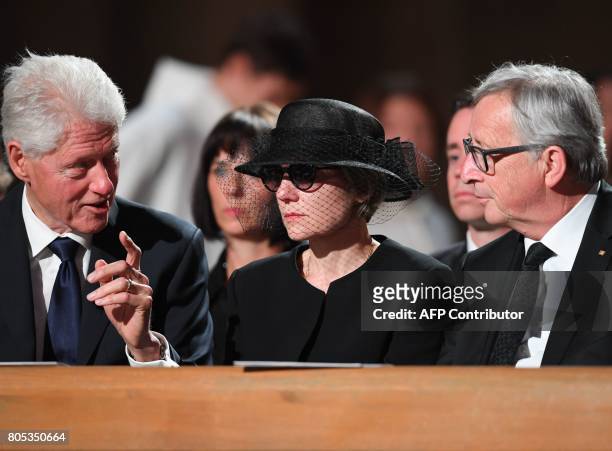 Former US President Bill Clinton, widow of former German Chancellor Helmut Kohl Maike Kohl-Richter and President of the EU Commission Jean-Claude...