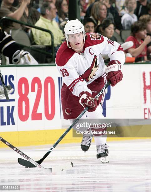 Shane Doan of the Phoenix Coyotes looks to pass to a teammate against the Dallas Stars at the American Airlines Center on April 4, 2008 in Dallas,...