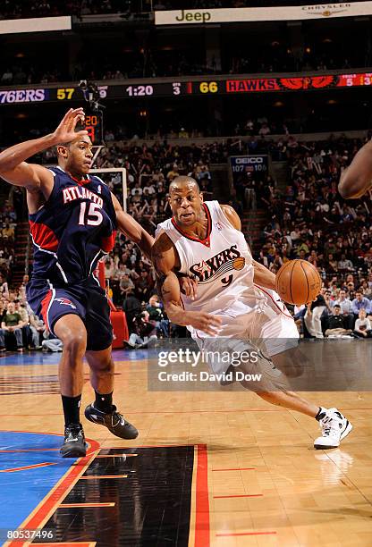 Andre Iguodala of the Philadelphia 76ers drives against Al Horford of the Atlanta Hawks at the Wachovia Center April 5, 2008 in Philadelphia,...