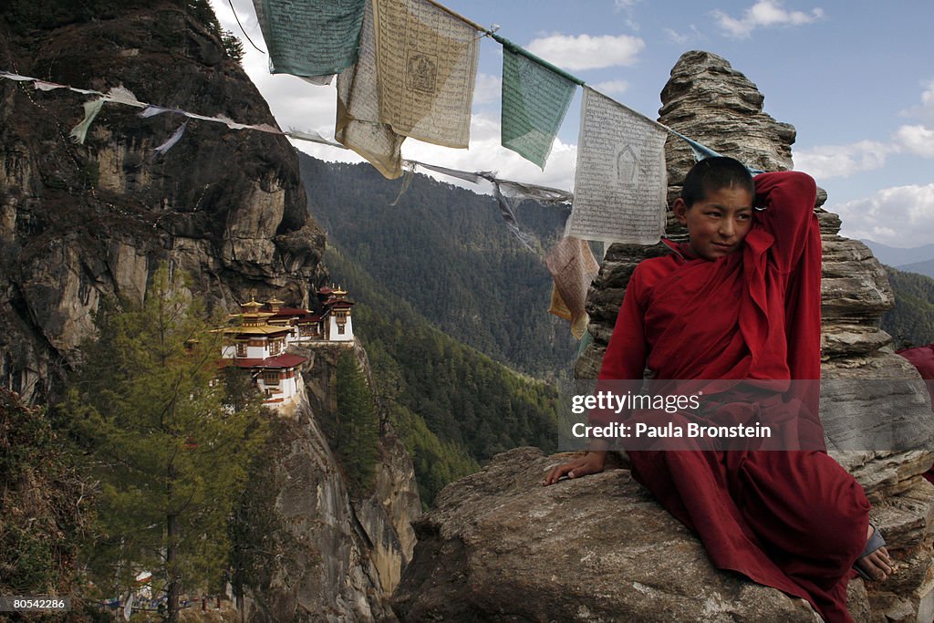 BTN: Monatic Life in Bhutan Unchangeable As Democracy Takes Hold