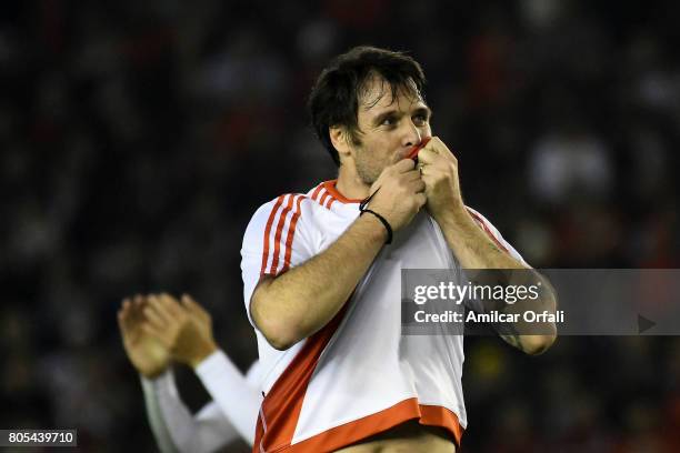 Fernando Cavenaghi kisses River Plate's shield during Fernando Cavenaghi's farewell match at Monumental Stadium on July 01, 2017 in Buenos Aires,...