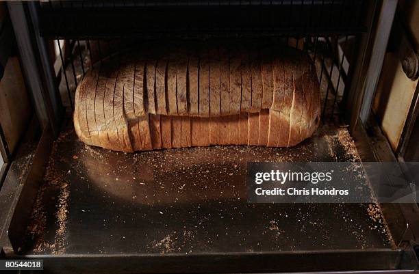 https://media.gettyimages.com/id/80544018/photo/tucson-az-a-loaf-of-bread-moves-through-a-bread-slicer-at-small-planet-bakery-april-6-2008-in.jpg?s=612x612&w=gi&k=20&c=R7BrwtfBAgR9eOuy3zcZlaEztgrUpJRTr8hXfob0L-A=