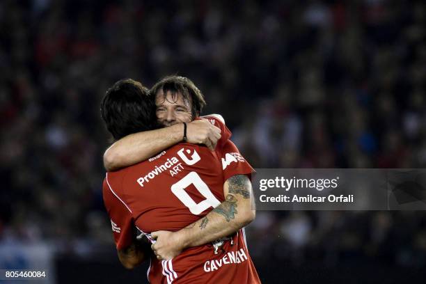 Fernando Cavenaghi celebrates with Leonardo Pisculichi during Fernando Cavenaghi's farewell match at Monumental Stadium on July 01, 2017 in Buenos...