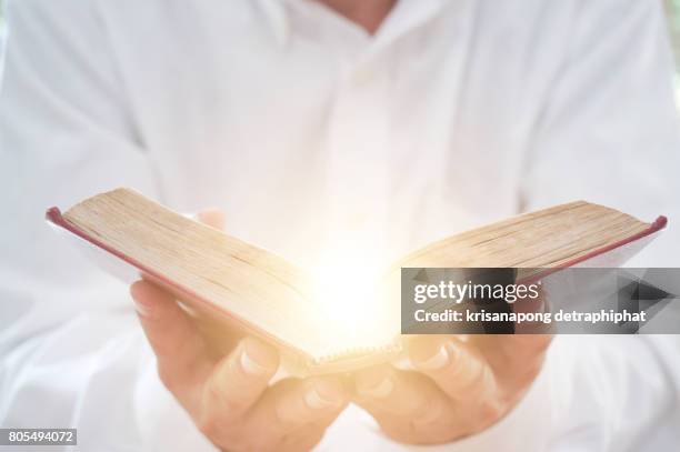 a man reading the holy bible. - pregador imagens e fotografias de stock