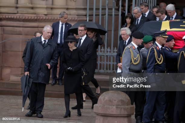 The widow of Helmut Kohl, Maike Kohl-Richter, follows the coffin of her late husband.A funeral mass for the former German Chancellor Helmut Kohl was...