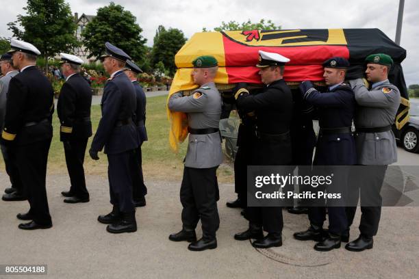 Soldiers carry the coffin of Helmut Kohl from the MS Mainz to the hearse.The coffin of former German Chancellor Helmut Kohl arrived in Speyer on...