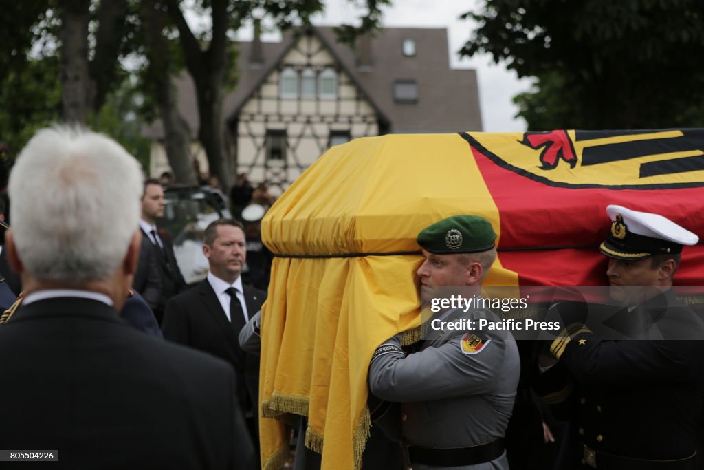 Soldiers carry the coffin of Helmut Kohl from the MS Mainz...