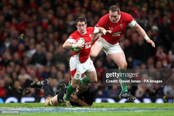 Wales' Shane Williams supported by Gethin Jenkins evades New Zealand's Brad Thorn during the Invesco Perpetual Series match at the Millennium...