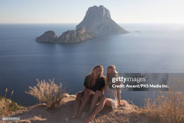 young women relax in coastal landscape - alleen jonge vrouwen stockfoto's en -beelden