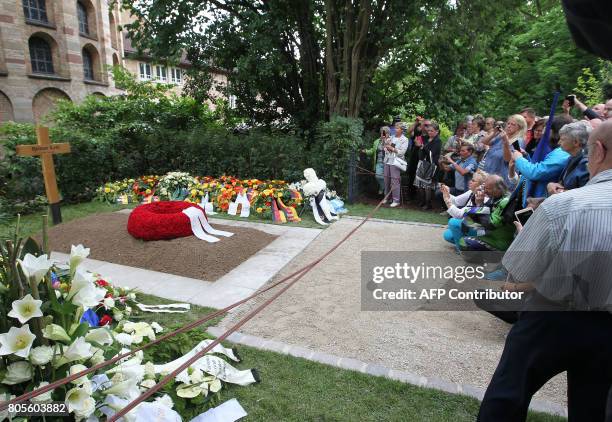 People take pictures of the grave of late former Chancellor Helmut Kohl is pictured on July 2, 2017 in Speyer, Germany. Helmut Kohl, the former...