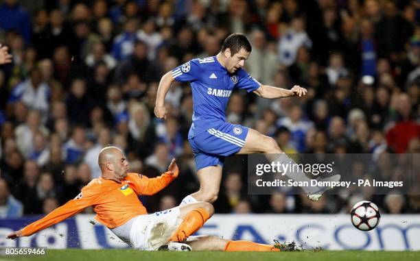 Chelsea's Joe Cole has a shot on goal