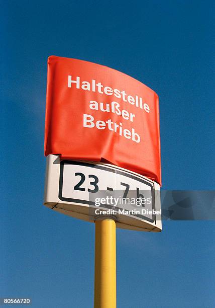 bus stop with out of service sign - bus-out-of-service fotografías e imágenes de stock