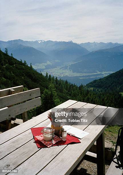 a restaurant terrace overlooking a valley - in tischhöhe stock-fotos und bilder