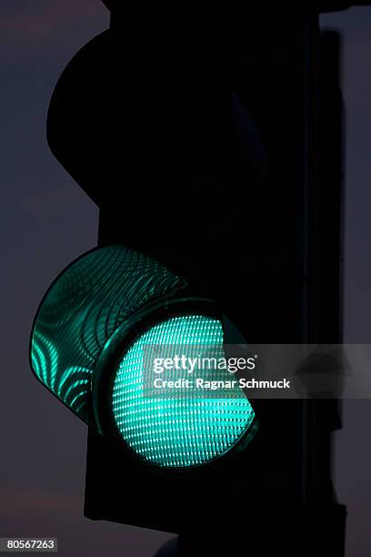 a green traffic light - rood stoplicht stoplicht stockfoto's en -beelden
