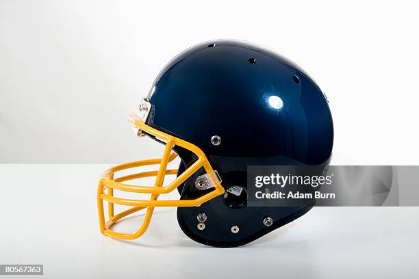 still life studio shot of a american football helmet - casque de football américain photos et images de collection