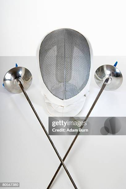 still life studio shot of two fencing foils and a fencing mask - fioretto sport foto e immagini stock