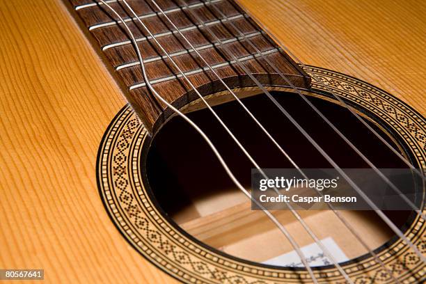 a guitar with a broken string - saiteninstrument stock-fotos und bilder