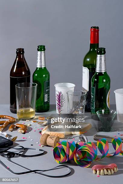 a messy table after a party - messy table after party - fotografias e filmes do acervo