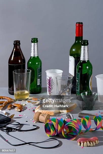 a messy table after a party - messy table after party 個照片及圖片檔