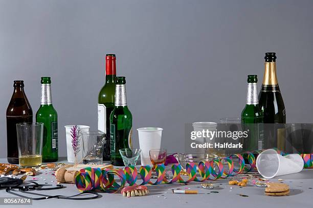 a messy table after a party - messy table after party 個照片及圖片檔