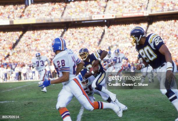 Wes Chandler of the San Diego Chargers rushes against the Denver Broncos at Jack Murphy Stadium circa 1986 in San Diego,CAlifornia.