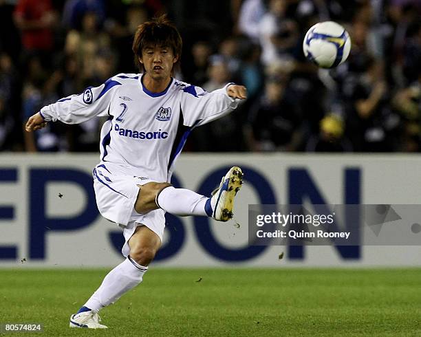 Sota Nakazawa of Gamba Osaka kicks the ball during the AFC Champions League Group G match between the Melbourne Victory and Gamba Osaka at Telstra...