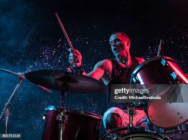 rock n roll drummer sparkles in the air - baterista imagens e fotografias de stock