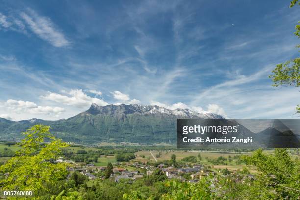 frontal view of french alps, blue sky - chambéry fotografías e imágenes de stock