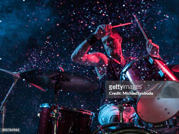 rock n roll drummer sparkles in de lucht - rock stockfoto's en -beelden