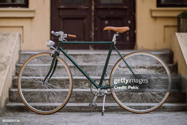 grüne altmodischen fahrrad - fahrradsattel stock-fotos und bilder