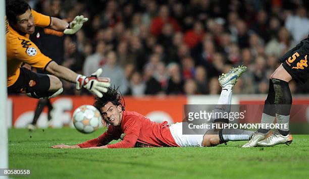 Manchester United's Argentinian forward Carlos Tevez scores past AS Roma's Brazilian goalkeeper Donieber Alexander Marangon the second leg of their...