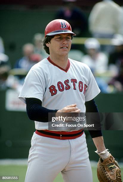 Catcher Carlton Fisk of the Boston Red Sox on the field warming up before a MLB baseball game circa mid 1970's. Fisk Played for the Red Sox from...