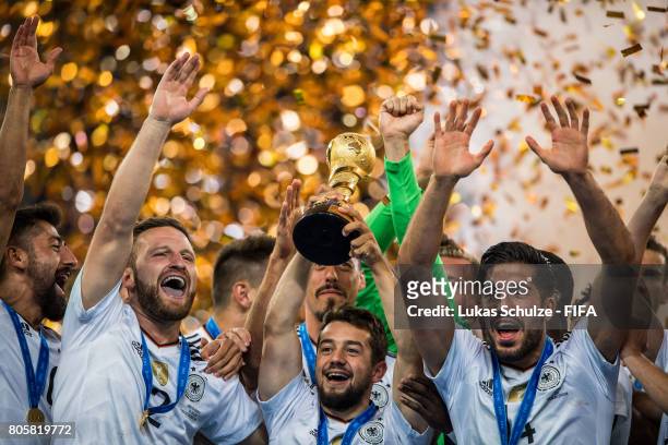 Kerem Demirbay , Shkodran Mustafi, Amin Younes und Emre Can of Germany hold the trophy after winning the FIFA Confederations Cup final match between...