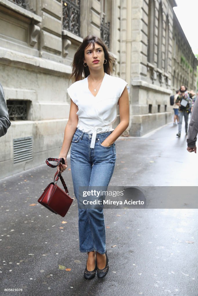 Street Style - Paris Fashion Week - Haute Couture Fall/Winter 2017-2018 : Day one