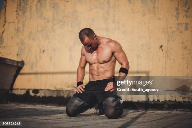 regain strength - kneeling stock pictures, royalty-free photos & images