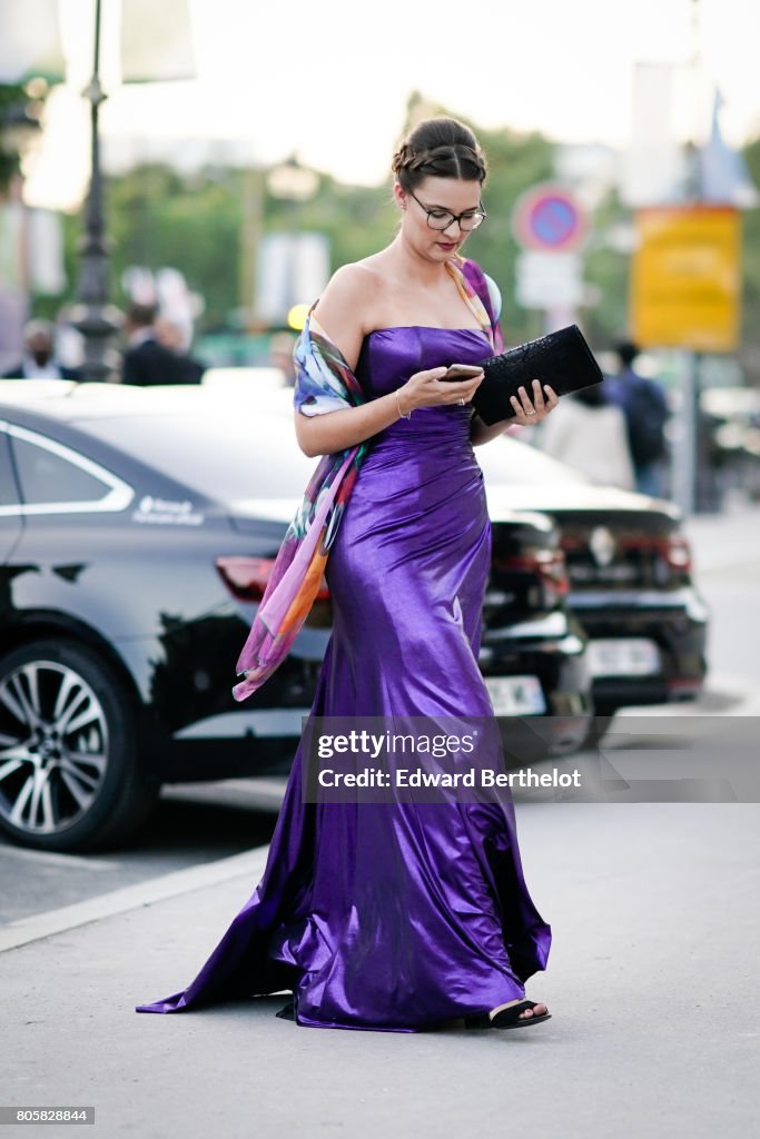 Street Style - Paris Fashion Week - Haute Couture Fall/Winter 2017-2018 : Day one