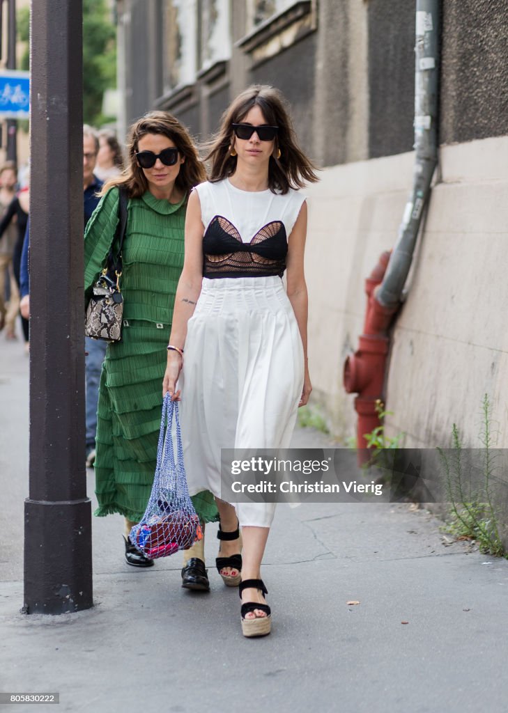Street Style - Paris Fashion Week - Haute Couture Fall/Winter 2017-2018 : Day one