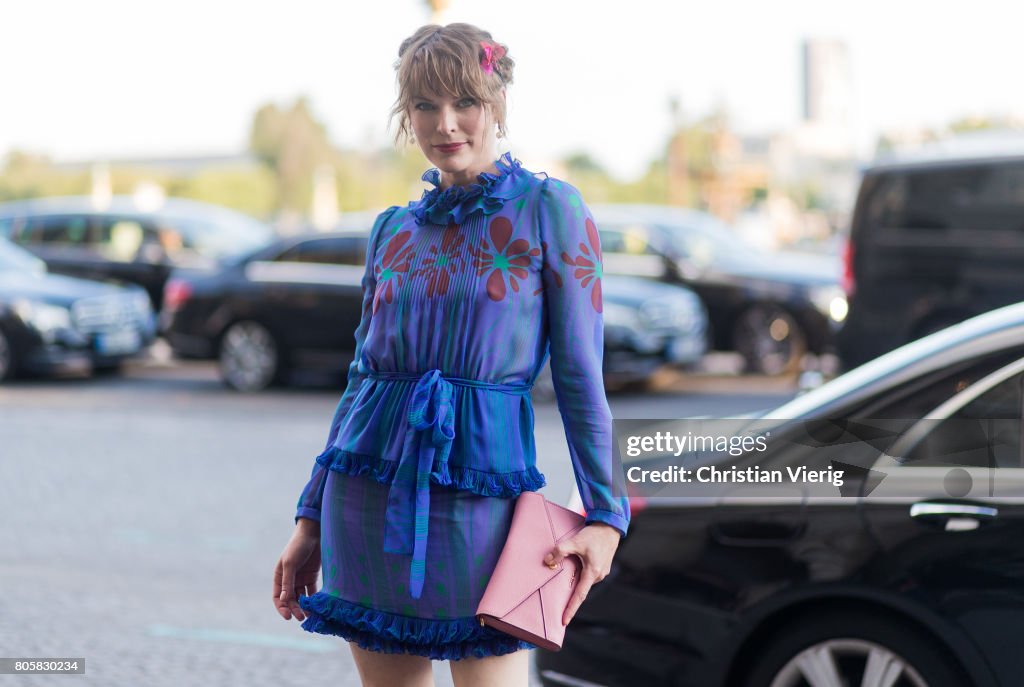 Street Style - Paris Fashion Week - Haute Couture Fall/Winter 2017-2018 : Day one